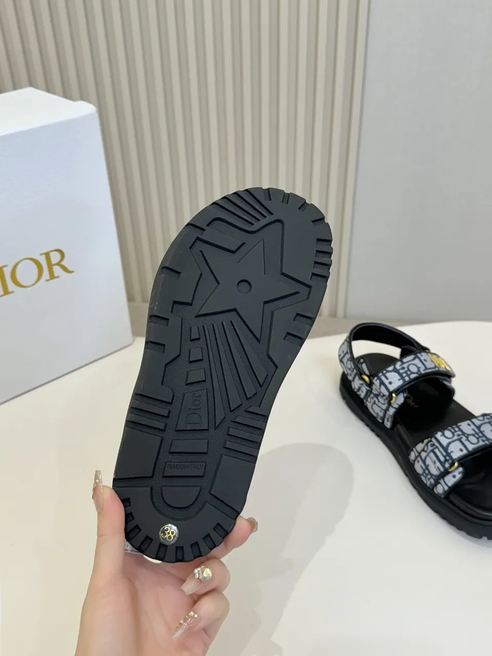 👟👟Ex-factory price 500👟👟 These Dioract sandals are carefully made of blue plaid jacquard fabric and other materials, decorated with off-white raffia Oblique print, fashionable and modern. The insole is made of lightweight and comfortable leather that fits the shape of the foot, and is equipped with a Velcro strap. The upper strap is embellished with a gold-finished metal Dior logo, which is more refined. Can be matched with various styles to show modern style. . Help surface material: fabric. Dior signature in gold-finish metal. 2 adjustable Velcro straps. Leather insole that fits the shape of the foot, soft and lightweight texture, EVA notch sole decorated with Christian Dior's lucky star symbol Made in Italy Code number: 35--42 (41 42 customized, non-refundable)